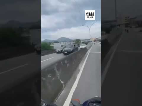 Emu corre entre carros e quase é atropelado no Rio