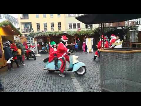 Weihnachtsmannausfahrt in Weimar auf dem Markt