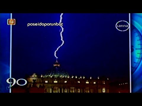 Un rayo cae sobre el vaticano