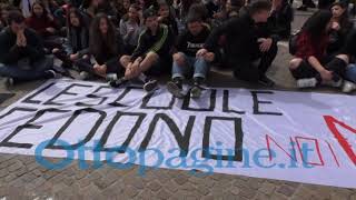 le-aule-ci-cadono-in-testa-protesta-degli-studenti