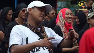 Download lagu Tarian Khas Fals Mania Dalam Konser Iwan Fals mp3
