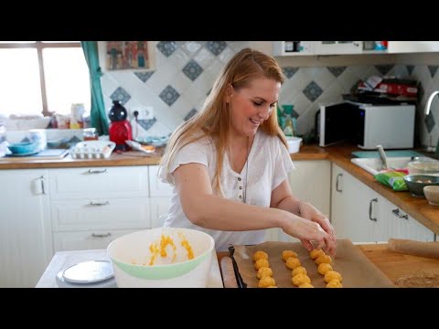 救急隊員のために焼いたハンガリー人 (Hungarians bake for ambulance crews)