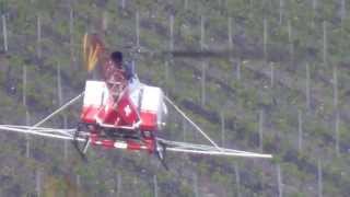 preview picture of video 'Traitement vignes hélicoptère Air-Glaciers spraying grapes Saxon in Valais Switzerland 27.05.13'