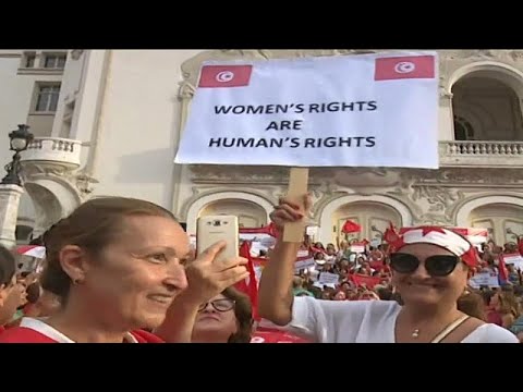 تونسيات يتظاهرن احتجاجا على اقتراح السبسي حول المساواة بالميراث…