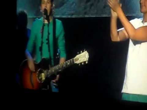 one direction singing use somebody by kings of leon