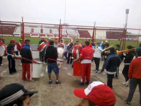 "Las trompetas y los bombos de La Descontrolada!" Barra: La Banda Descontrolada &bull; Club: Los Andes