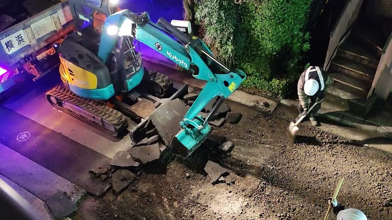 夜間の道路工事。ショベルカーもトラックもがんばっています！