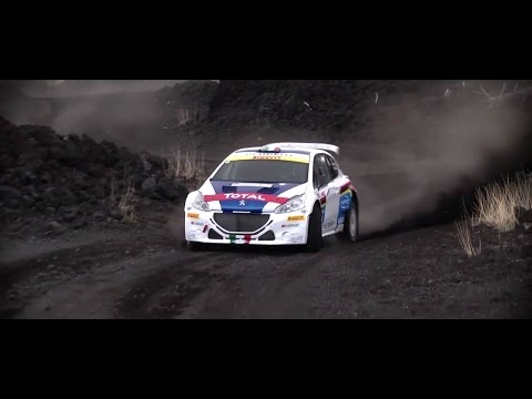 Peugeot 208 T16 e Paolo Andreucci sui tornanti dell'Etna (di traverso)