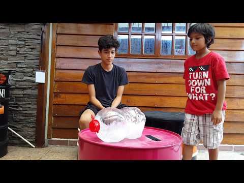 EL RETO DE LA BOTELLA CON MI HERMANO MENOR