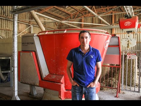 PREMIERE EXPLOITATION 100 % ROBOTISEE ! ALIMENTATION AVEC LELY VECTOR.