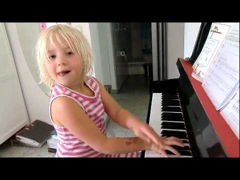 Aurica Neumann (4) spielt den Flohwalzer