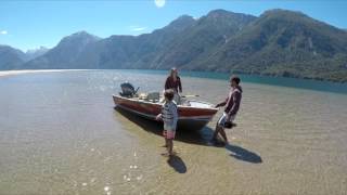 preview picture of video 'LAGO YELCHO [Patagonia Chile] Río Futaleufú, Chaitén, Lund Boats, Carretera Austral, Chinook, Trucha'