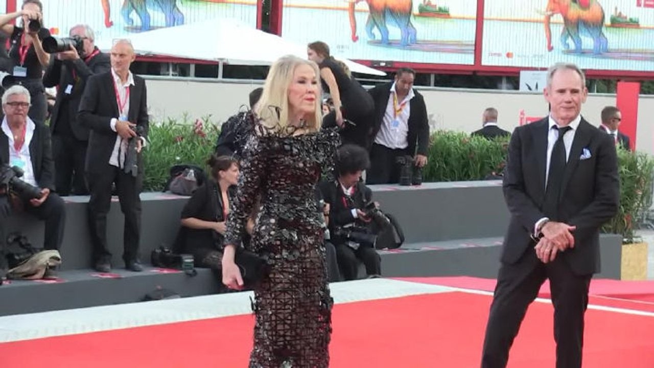 Venezia 81, Chaterine O'Hara sul red carpet. L'attrice è scomparsa a gennaio 2026