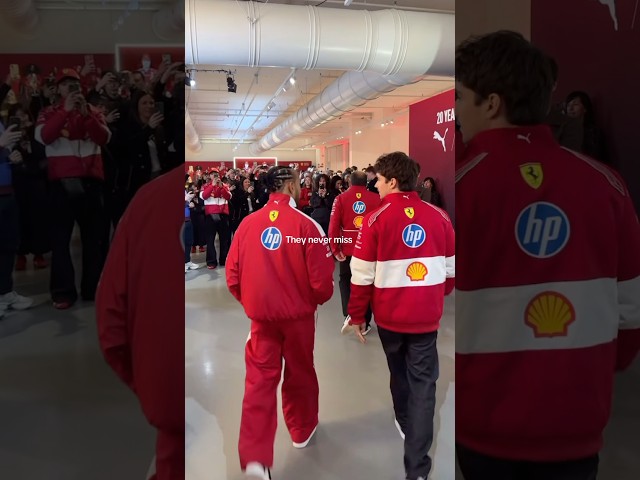 Vídeo relacionado con PUMA Scuderia Ferrari F1 Chaqueta de competición para hombre del piloto Charles Leclerc - Rosso Corsa - Talla: L