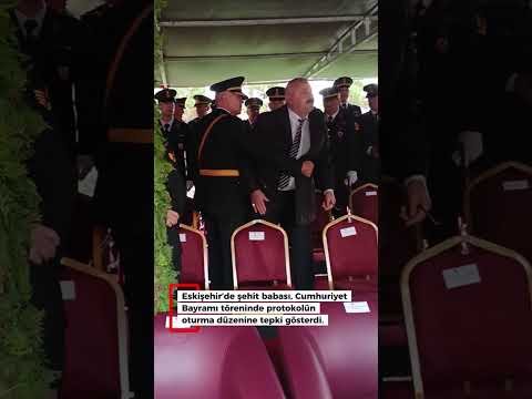Eskişehir’de şehit babası, Cumhuriyet Bayramı töreninde protokolün oturma düzenine tepki gösterdi.