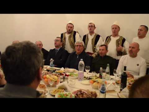 Labe tavoline: "Trëndelinat vergje-vergje"