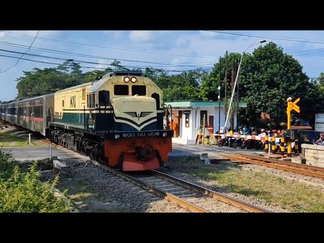 Live webcam view of Cruce ferroviario de Purwokerto