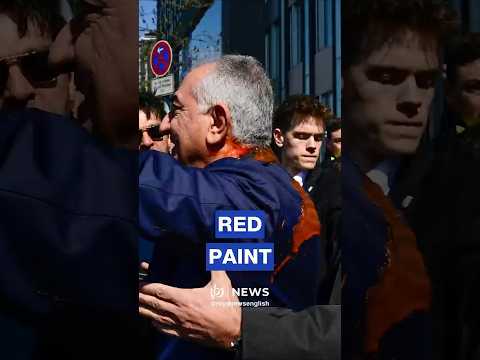 🚨 Activist splashes red paint on Reza Pahlavi in Berlin