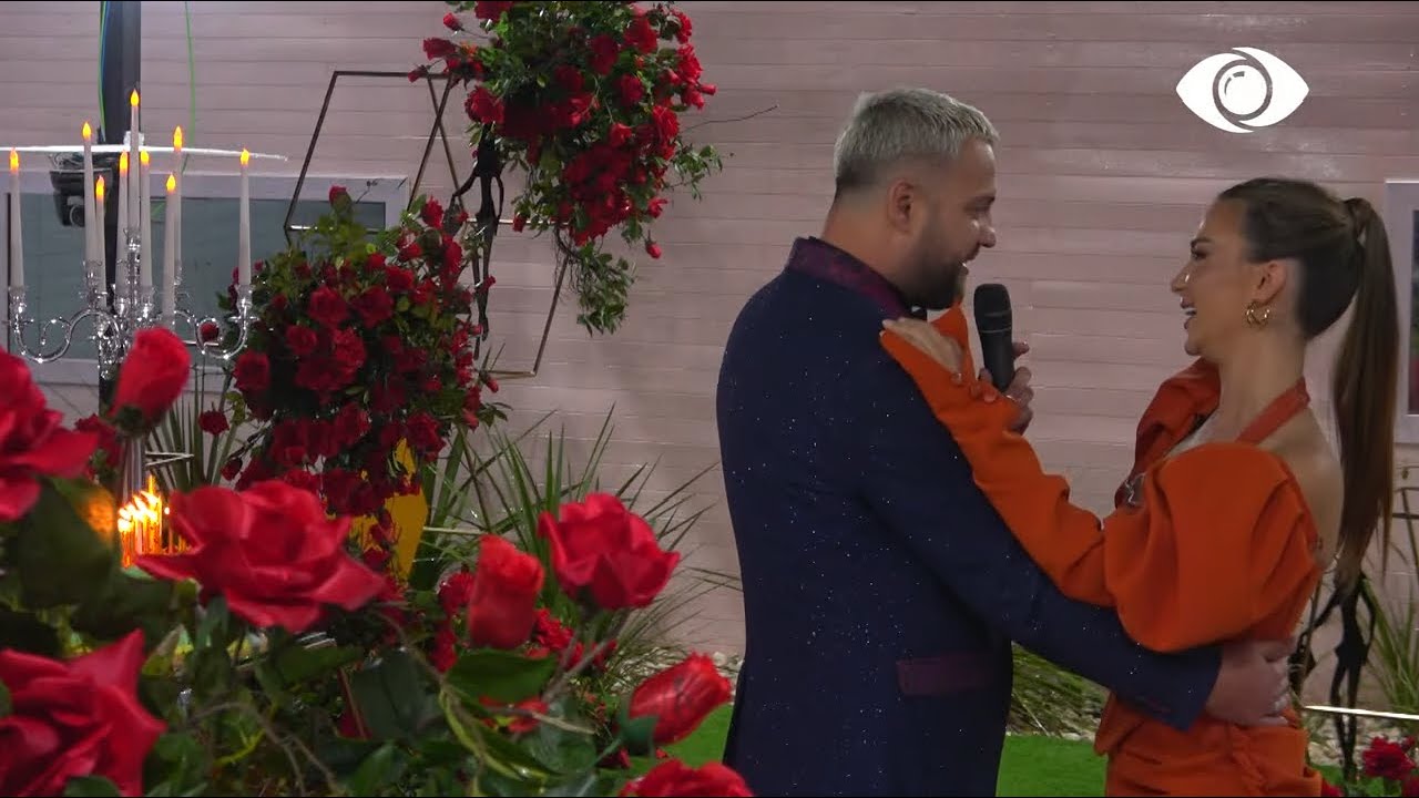 Luizi surprizon Kiarën për ditëlindje, e pret duke kënduar në oborr