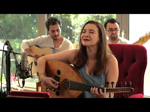 Ezgi Köker - Evlerinde Bir İpekten Halı Var