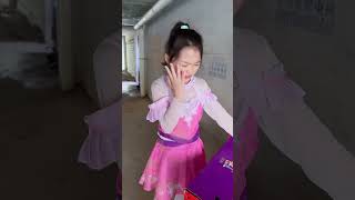 老六与小女侠的友谊太感人了！唐老六打工给小女侠买糖葫芦!#斗罗大陆 #唐老六 #神奇女侠