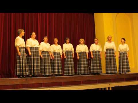 Stradu pagasta sieviešu vokālais ansamblis "Pieskāriens" izpildot dziesmu "Tumša nakte, zaļa zāle"