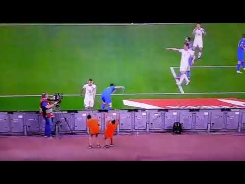 Barella abbatte un raccattapalle e Caressa impazzisce