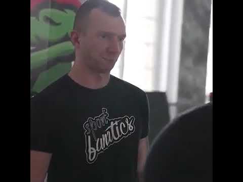 Krycha UFC dostaje liścia od Boxdela