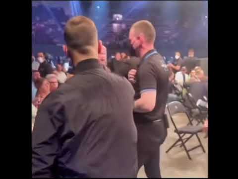 Oliver Pocher wird von einer Backpfeife überrascht und rennt weg