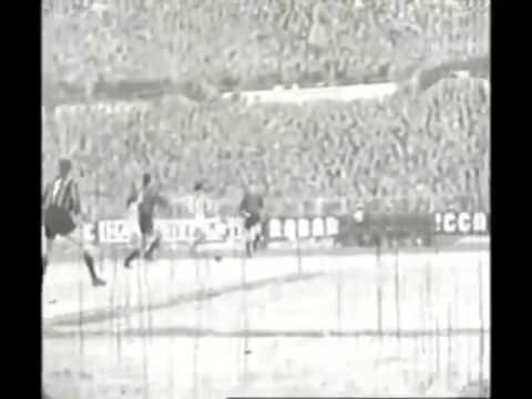 Goal di petto di John Charles contro l'Inter