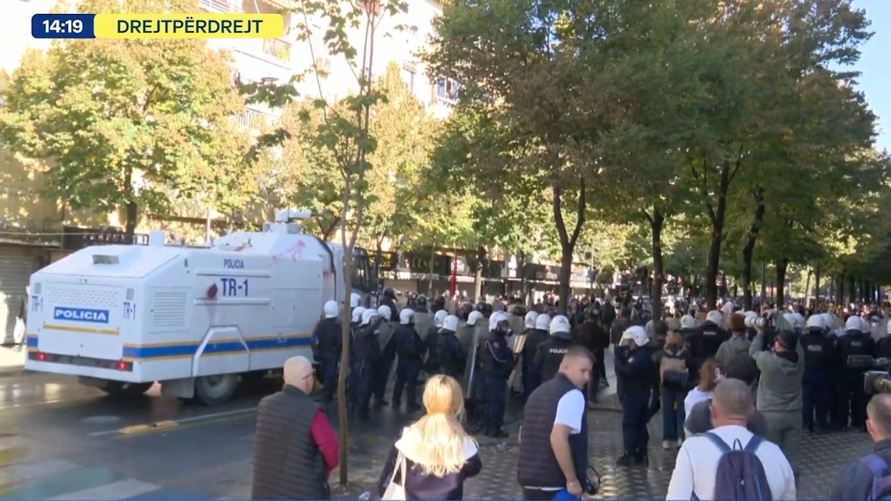 Protesta para Ministrisë së Arsimit, hidhen gurë ndaj efektivëve. Policia hedh gaz dhe ujë për shpërndarjen e tyre