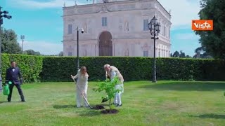 Meloni e il Primo ministro Modi piantano un albero a Villa Pamphilj