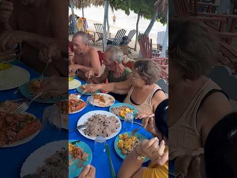 Cubano MUESTRA una cena familiar en Las Tunas Cuba.