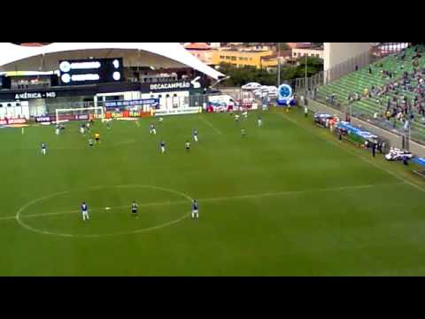 Uh! Diego Renan chuta pra fora - CRUZEIRO 2x1 Coritiba (25/11/2012)