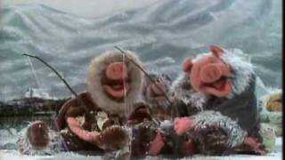 Muppet Show. Eskimo pigs sing "Lullaby of Broadway" (S03E04)