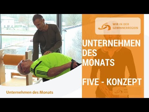 Ob ein krankes zurück auf eine aufblasbare Matratze Während Strecken der Splits wund Hüften