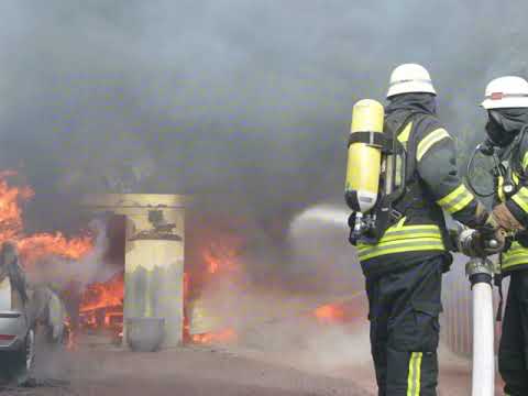 13.10.2017: Die Feuerwehr Norden beim Großbrand im Einsatz. Doppelgarage und zwei Pkw in Vollbrand.