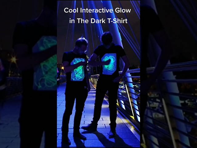 Vídeo relacionado con Illuminated Apparel Camiseta con diseño Interactivo con luz Que Brilla en la Oscuridad (Negro/Verde, 9-11 años)
