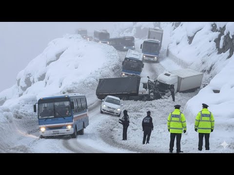 SZALEŃSTWO NA OBLODZONEJ DRODZE UCHWYCONE NA KAMERZE!