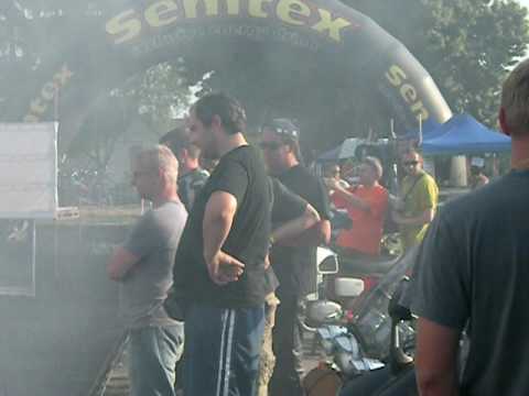 Motosraz Kobylí 2010 GUMOVANÍ V BAZÉNĚ.avi