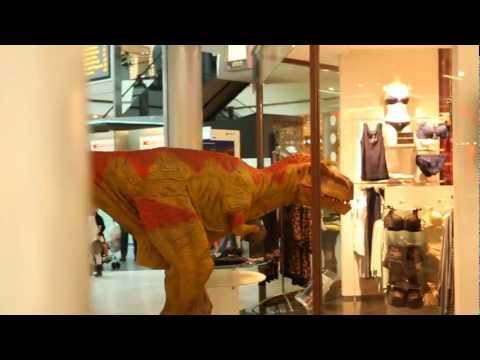 Dino im Dessous Laden