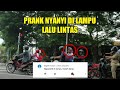 PRANK NYANYI DI LAMPU MERAH - Prank Indonesia PRANK NYANYI DI LAMPU MERAH - Prank Indonesia
