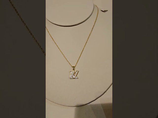 سلسال ال في ذهبي ابيض على شكل حرف LV
