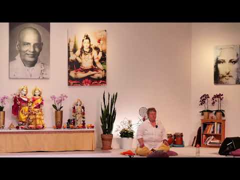 Yogastunde "Selbstbewusstsein & Stärke entwicken" mit Shivakami, Yoga Vidya Live, 16.06.22 16:15 Uhr