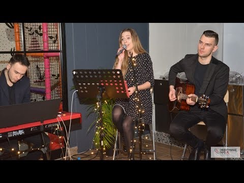 Wśród Nocnej Ciszy   Olga Nawara i zespoł El Brzeszczoteros podczas Spotkania Wigilijnego.