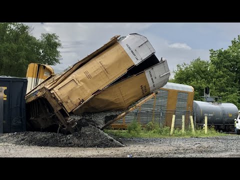 Train Derailment Next To House At Railroad Crossing In Hamilton Ohio, CSX Train Wreck /Accident B&O