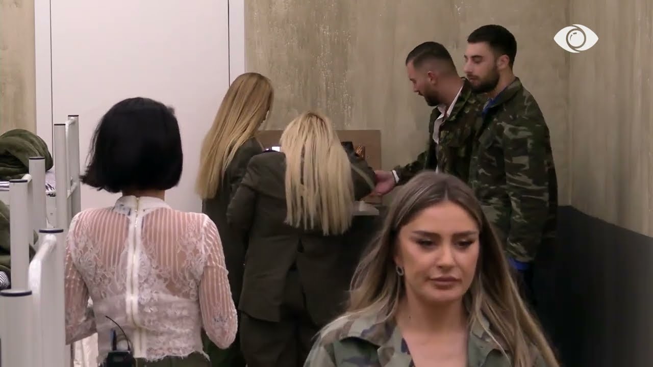 Ledjona u hap dritaren, banorët e kazermës brohorasin