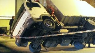preview picture of video 'Accidente del camión de las luces de Navidad en Luanco 10 diciembre 2014'