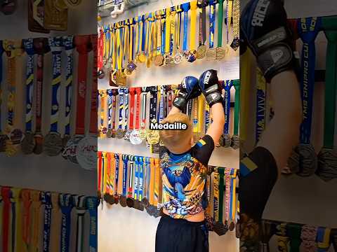 ❤️ Der junge, der seinem vater mit seinen medaillen tribut zollte