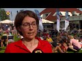 Sigrid Attema van KWF over het door Maarten bij elkaar gezwommen geld voor onderzoek